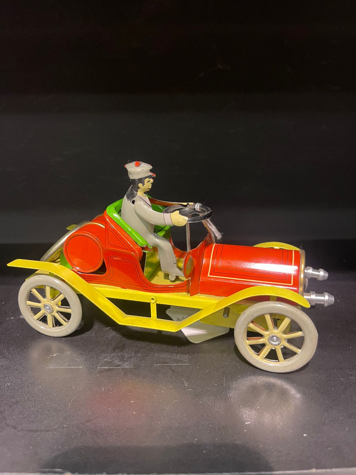 Auto De Colección Antiguo Naranjo y Amarillo