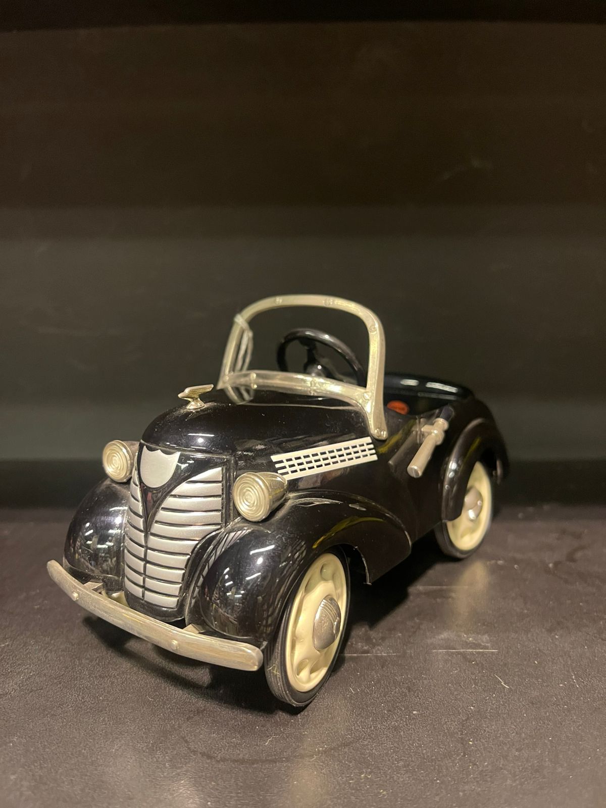 Auto De Colección Antiguo Negro y Crema