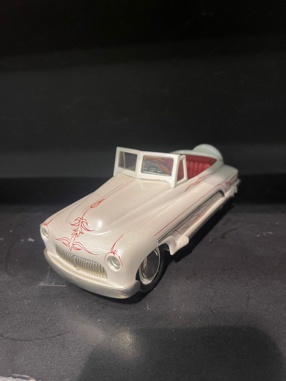 Auto De Colección Antiguo Crema y Franjas Rojas