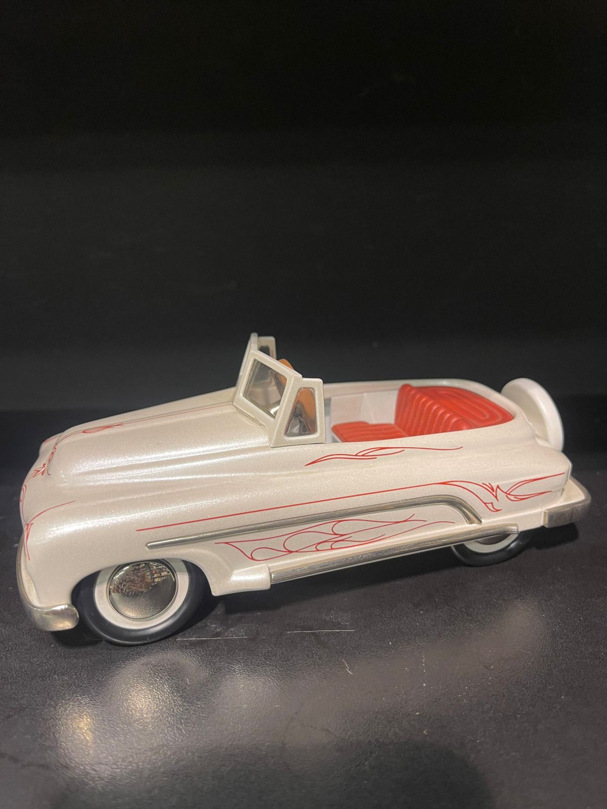 Auto De Colección Antiguo Crema y Franjas Rojas