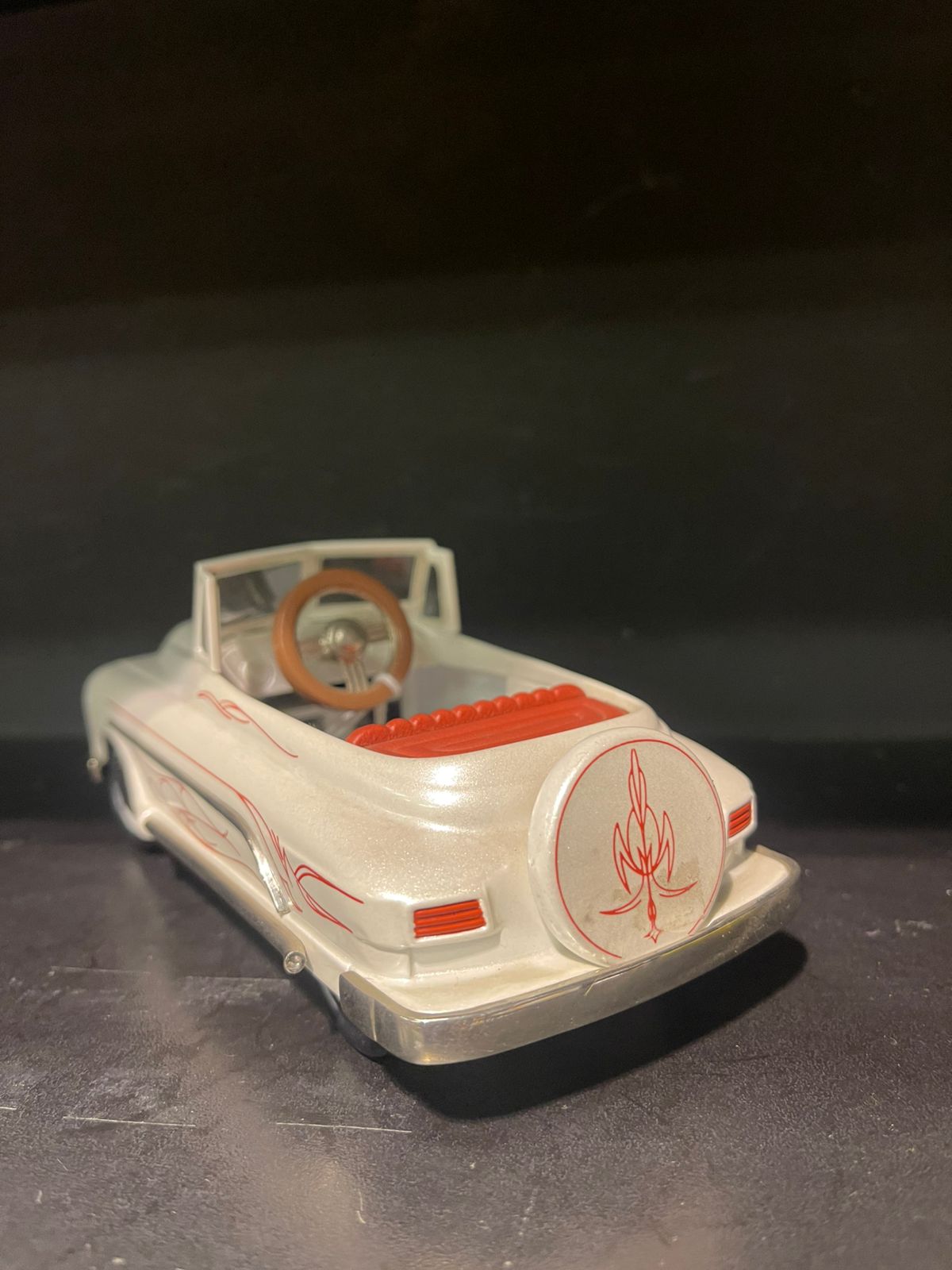 Auto De Colección Antiguo Crema y Franjas Rojas