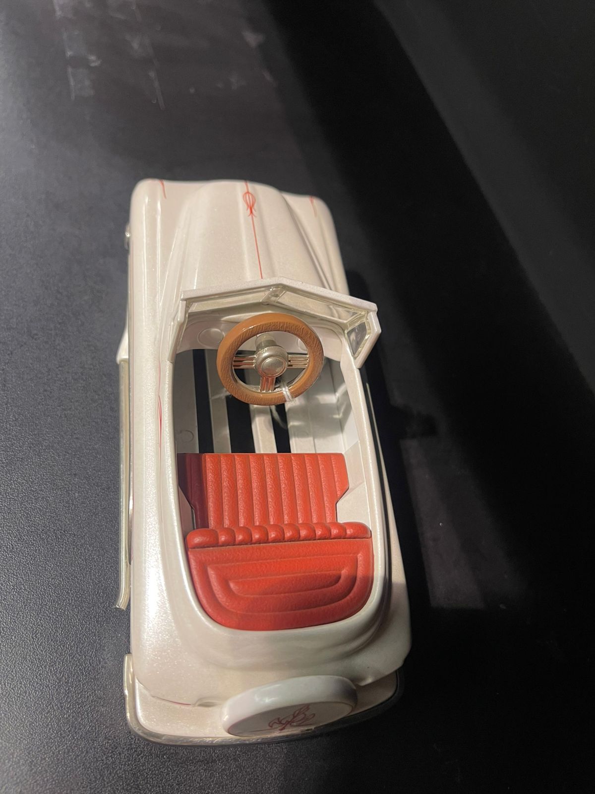 Auto De Colección Antiguo Crema y Franjas Rojas