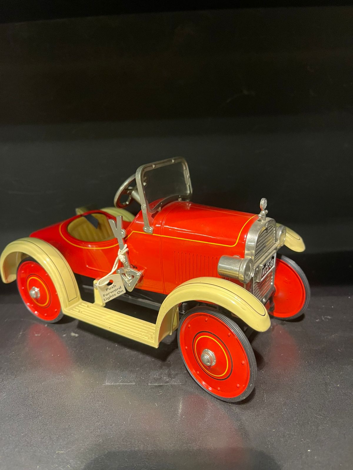 Auto De Colección Antiguo Naranja y Mostaza