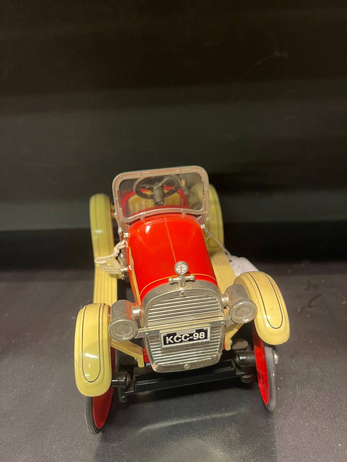 Auto De Colección Antiguo Naranja y Mostaza
